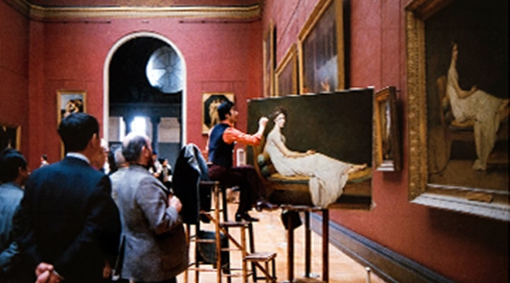 ルーブル美術館にて ジャック＝ルイ・ダヴィッドの「レカミエ夫人の肖像」を模写する山田 潔